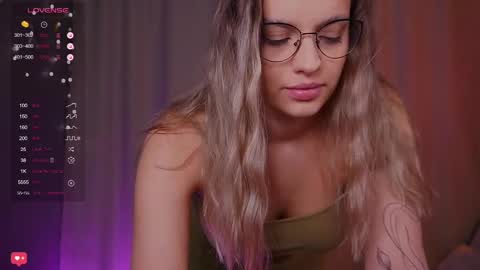 Snapshot of girl_peach_ chatting on February 26, 7:21 pm Kate online show from February 26, 7:21 pm
