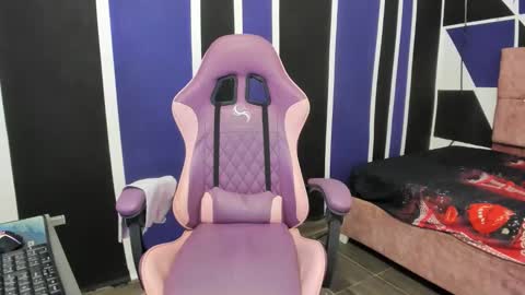 girl_princess18 online show from December 19, 9:32 pm