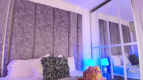     online show from March 6, 11:31 am