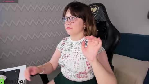 glimmer_goddesss online show from September 13, 8:28 am