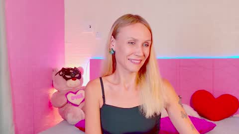 Snapshot of goddess_stars chatting on September 14, 1:45 pm Katarina online show from September 14, 1:45 pm