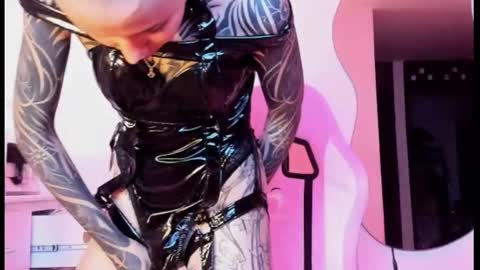 Snapshot of goddess_vee_ chatting on October 27, 5:18 am vee online show from October 27, 5:18 am