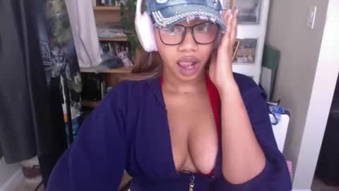 Snapshot of goddessdaisysky chatting on October 6, 7:10 pm Goddess Daisy Sky online show from October 6, 7:10 pm