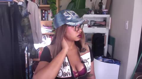 Snapshot of goddessdaisysky chatting on September 30, 10:53 pm Goddess Daisy Sky online show from September 30, 10:53 pm