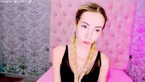 Snapshot of golden_girl__ chatting on October 19, 1:54 am golden girl online show from October 19, 1:54 am