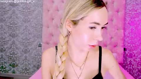 Snapshot of golden_girl__ chatting on October 18, 1:54 am golden girl online show from October 18, 1:54 am