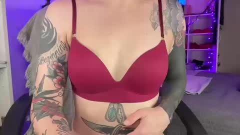 Snapshot of goldengirlcartierxo chatting on October 10, 1:11 am Goldengirlcartier online show from October 10, 1:11 am