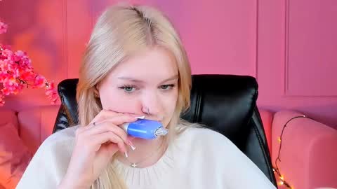 Snapshot of graceglamour chatting on February 27, 12:01 pm Grace Glamour online show from February 27, 12:01 pm