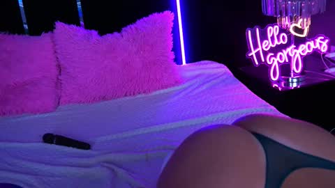 Snapshot of gracehotdavies chatting on October 27, 1:49 am Grace online show from October 27, 1:49 am