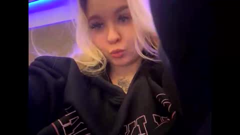 Lina 3 online show from April 2, 9:00 pm