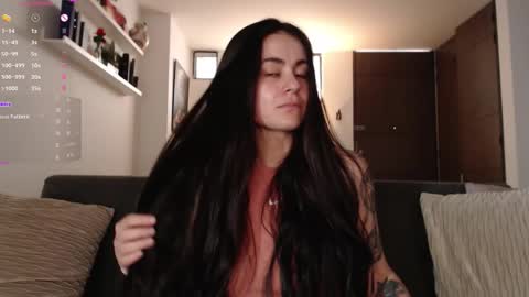Snapshot of guccipussy1 chatting on October 6, 7:10 pm Elena online show from October 6, 7:10 pm
