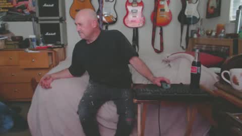 Snapshot of guitarsexgod chatting on March 5, 8:00 pm Mario online show from March 5, 8:00 pm