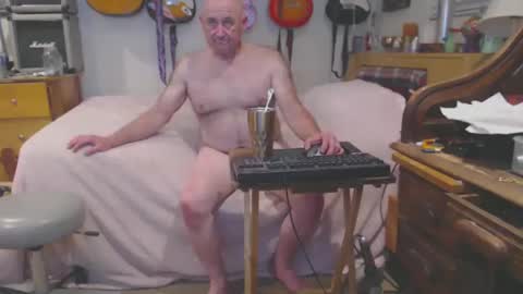 Snapshot of guitarsexgod chatting on February 28, 8:53 am Mario online show from February 28, 8:53 am