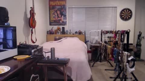 Snapshot of guitarsexgod chatting on October 11, 9:03 am Mario online show from October 11, 9:03 am