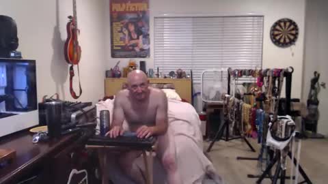 Snapshot of guitarsexgod chatting on October 12, 9:13 am Mario online show from October 12, 9:13 am