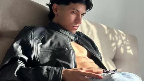 Snapshot of guts_x chatting on February 21, 8:16 pm Guts online show from February 21, 8:16 pm