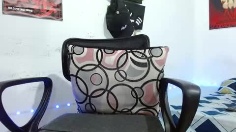 Snapshot of guts_x chatting on February 27, 8:09 pm Guts online show from February 27, 8:09 pm
