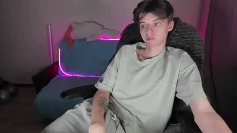 Snapshot of guy_liam1 chatting on October 15, 2:51 pm guy_liam1 online show from October 15, 2:51 pm