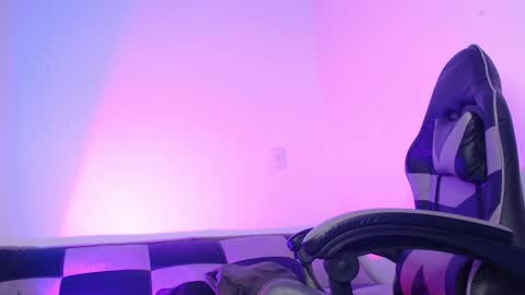 gwenhazel online show from December 1, 11:19 am