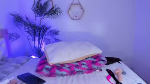 Hadid online show from April 11, 7:45 am