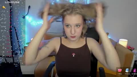 Snapshot of haileyfoxy chatting on September 22, 9:02 am Hailey online show from September 22, 9:02 am