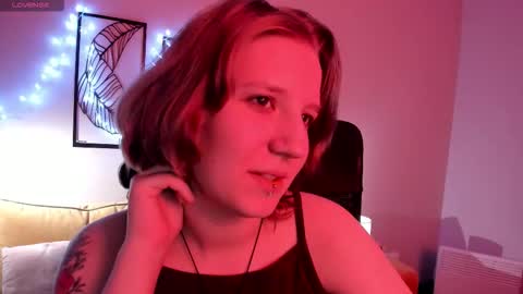 Snapshot of haileyfoxy chatting on October 19, 9:25 am Hailey online show from October 19, 9:25 am