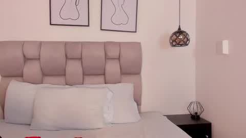 hanna__evans_ online show from November 18, 11:46 am