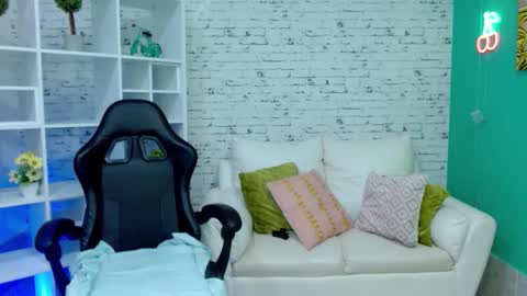 Hannah  online show from October 23, 12:39 pm