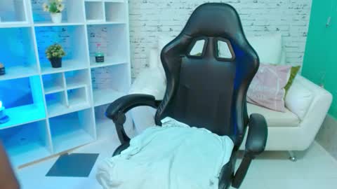 Hannah  online show from November 28, 11:39 am