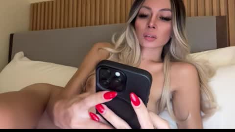 Snapshot of hannah_girl_ chatting on January 11, 12:40 pm Im your naughty girl and porn star in bed Hannah online show from January 11, 12:40 pm
