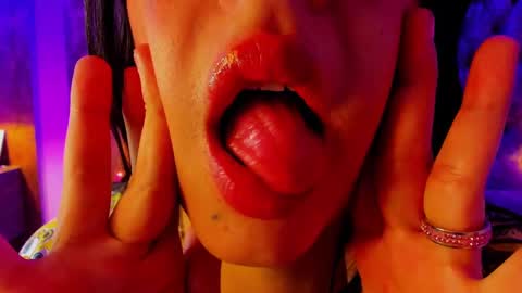 hannahvianey online show from September 22, 6:23 pm