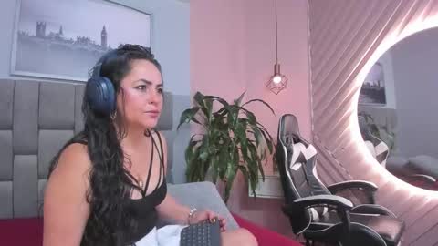 Snapshot of hanny_milf_ chatting on September 17, 11:35 am HANNY online show from September 17, 11:35 am