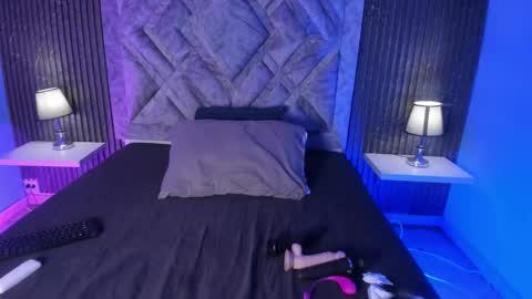 hannyk_ online show from February 13, 1:25 pm