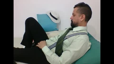 Snapshot of harry_goldenmillerx10fun chatting on January 9, 9:26 pm  Harry    online show from January 9, 9:26 pm