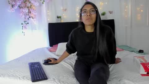Snapshot of heidi_feuer chatting on September 24, 1:07 pm heidi_feuer online show from September 24, 1:07 pm