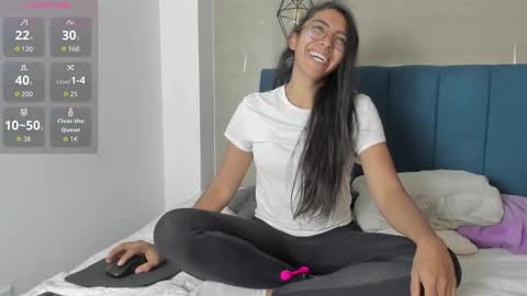 Snapshot of heidi_feuer chatting on October 11, 12:43 pm heidi_feuer online show from October 11, 12:43 pm
