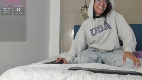 Snapshot of heidi_feuer chatting on October 10, 12:33 pm heidi_feuer online show from October 10, 12:33 pm