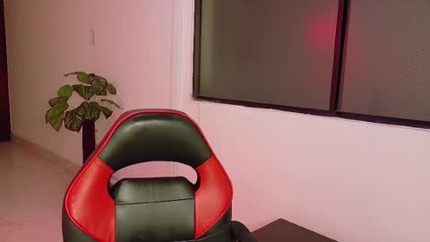 Snapshot of hell_girll_ chatting on October 6, 5:36 am Hell Girl online show from October 6, 5:36 am