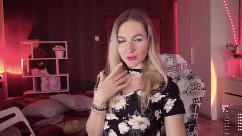 Snapshot of hello_lisha chatting on September 25, 8:21 am Alisia Monday to Friday from 10 am to 4 pm GMT 2 online show from September 25, 8:21 am