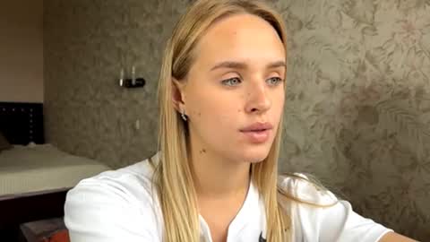 Snapshot of hermiladziekan chatting on September 27, 8:23 am Sylvia online show from September 27, 8:23 am