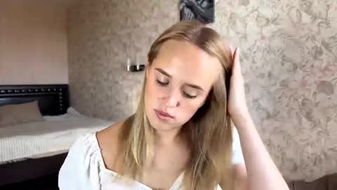 Snapshot of hermiladziekan chatting on September 22, 8:07 am Sylvia online show from September 22, 8:07 am