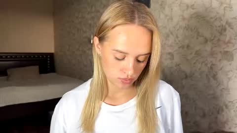 Snapshot of hermiladziekan chatting on September 23, 8:08 am Sylvia online show from September 23, 8:08 am