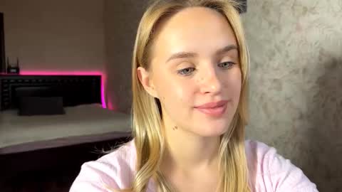 Snapshot of hermiladziekan chatting on October 10, 7:25 am Sylvia online show from October 10, 7:25 am