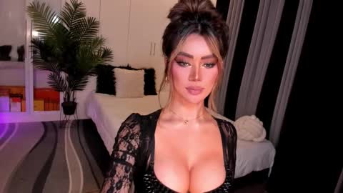 Snapshot of holee_laura chatting on September 18, 3:32 am Ms. Laura online show from September 18, 3:32 am