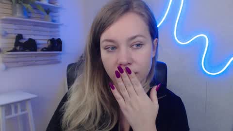 Holly online show from February 5, 9:15 am