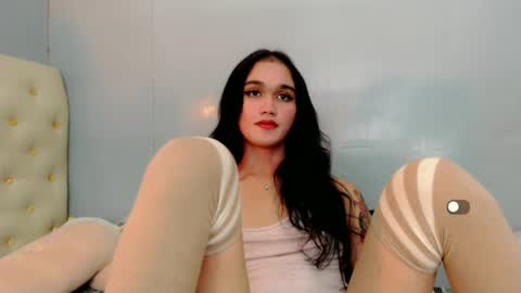 Snapshot of holly_sunshine69 chatting on December 26, 12:59 pm Apple online show from December 26, 12:59 pm