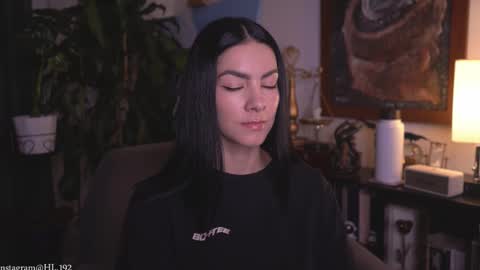 Holly Linder online show from March 25, 2:07 am