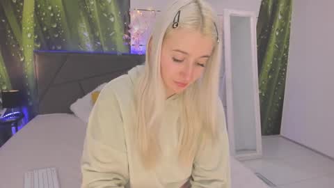 HollyTaillor online show from January 17, 6:45 am