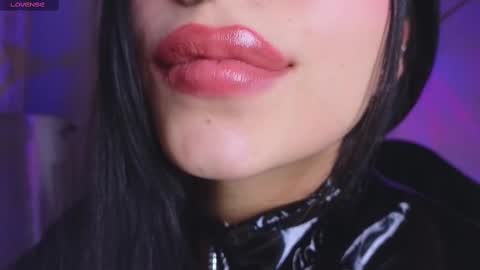 Snapshot of hollyxx_ chatting on October 9, 2:22 pm holly online show from October 9, 2:22 pm