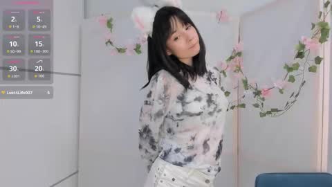 Snapshot of honeey_beee chatting on October 1, 10:52 pm May online show from October 1, 10:52 pm